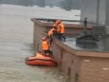 【視頻】洪水中“橙色救援” 消防員逆流勇救村民