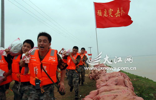 驻赣某部\猛虎突击队\官兵在现场加垒子堤