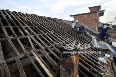 十级狂风掀翻南昌县村民房顶