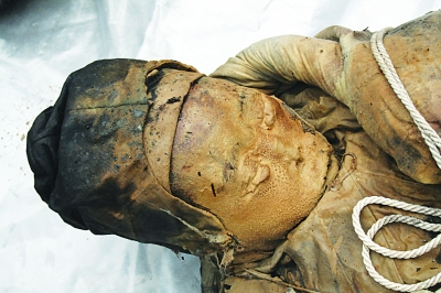 泰州<em>古墓挖出不腐女尸</em> 眉毛清晰可见--江西频道