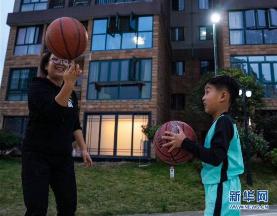（新華視界）（7）我的媽媽是“籃球女俠”