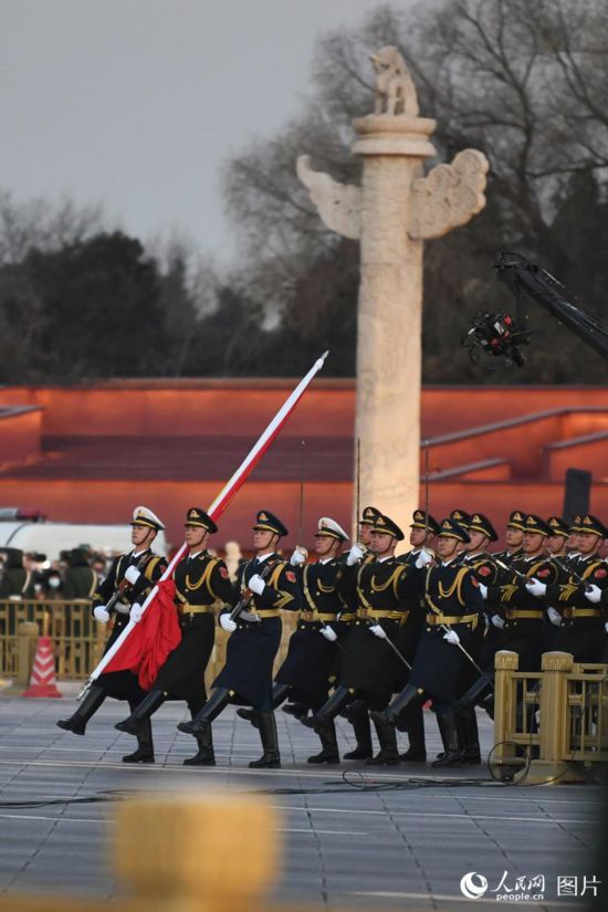 1月1日晨，中國人民解放軍儀仗隊護送國旗走向升旗台。人民網記者 翁奇羽攝