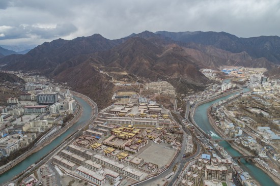 這是2月17日拍攝的西藏昌都市卡若區（無人機照片）。