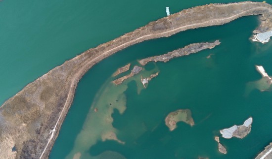 黃河流經寧夏中衛市沙坡頭水利樞紐工程（3月4日攝，無人機照片）。新華社記者 王鵬 攝