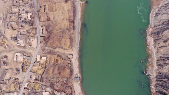 黃河流經寧夏中衛市沙坡頭區（3月3日攝，無人機照片）。新華社記者 唐如峰 攝