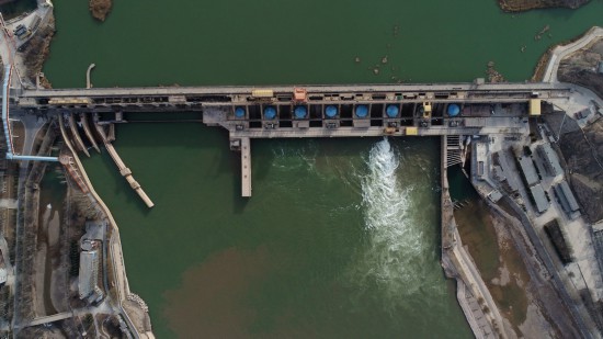 黃河流經寧夏青銅峽市青銅峽水利樞紐工程（3月2日攝，無人機照片）。新華社記者 王鵬 攝