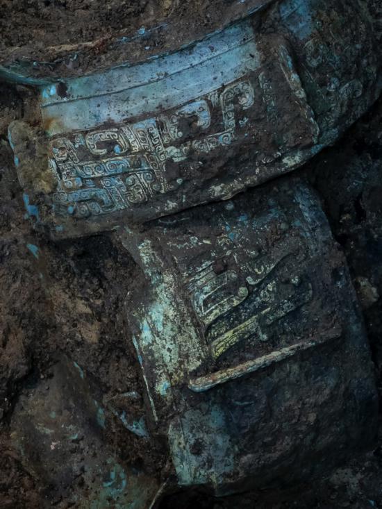 這是在四川省廣漢市拍攝的三星堆遺址3號“祭祀坑”中新發現的青銅器局部（3月16日攝）。