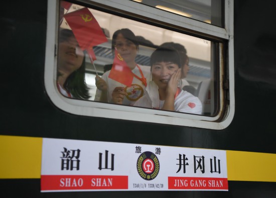 6月18日，乘客在首趟韶山至井岡山紅色專列上。