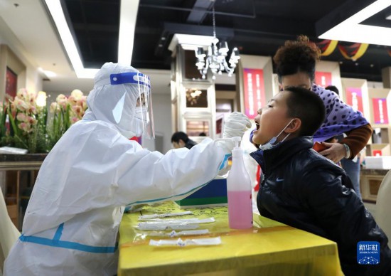 11月17日,医护人员为大连市玉华社区居民进行核酸检测采样