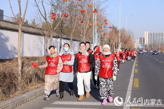 市民徒步迎接新年。人民网记者 寇雅楠摄